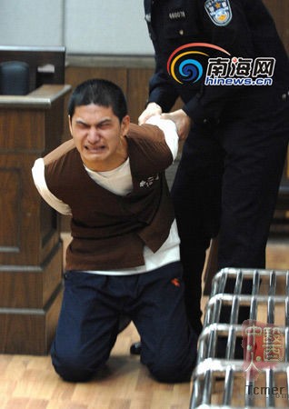 一进法庭,嫌犯吴以文便对着被害人冯某之母下跪