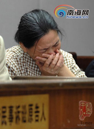 被害人冯某之母当庭泪流满面