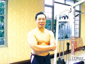 赤裸上身的他呈现着健硕的肌肉。