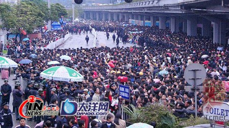 京广线瘫痪 滞留广州火车站旅客人数超过10万