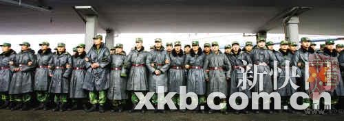 5千子弟兵镇守广州站 救出6名被踩踏群众(图)