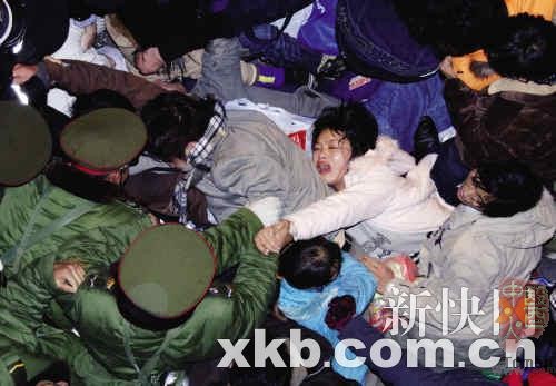5千子弟兵镇守广州站 救出6名被踩踏群众(图)
