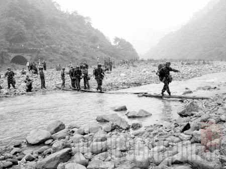 战士在深山峡谷中急行军