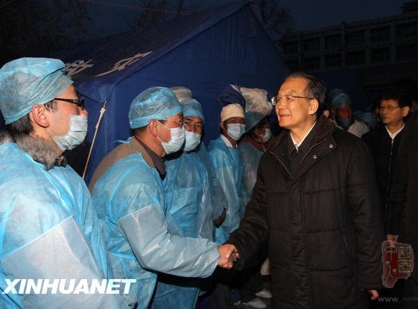 这是温家宝在玉树地震灾区慰问来自全国各地的医务工作者。新华社记者樊如钧摄