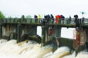 昨日,爆破人员在湖北省咸宁市马桥镇高赛水电站拦水坝上安放炸药。当日,该水坝被实施爆破泄洪。新华社发