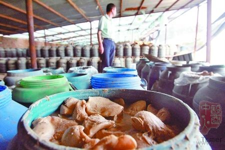 郑州查获2万斤用工业盐腌泡蘑菇(图)