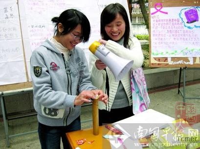 女大学生模拟演示安全套使用 新浪教育配图 图片来源:南国早报 女大学生模拟演示安全套使用 新浪教育配图 图片来源:南国早报