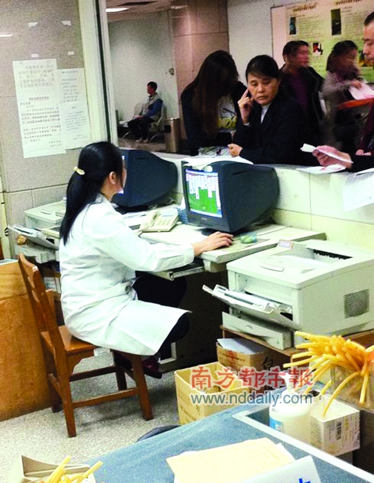     ΢������ͼƬ�У�һŮ�����ڵ����ϴ��ơ�