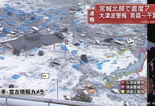 沿海建筑被浪潮吞没,许多汽车都被冲毁。