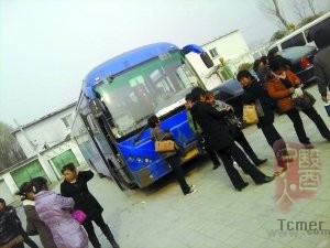 河北牌照大巴旁边,来自河北定州、固安的卖血者共有百余人。