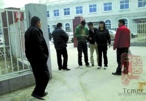 “血头”收卖血者的身份证,填完登记表后,将身份证发回。