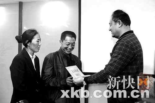 佛山夫妇救助车祸两伤者 反被打崩三颗牙