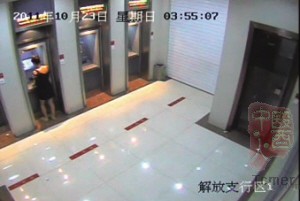 姑娘独自存钱