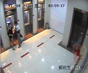 金撩起姑娘裙子摸她