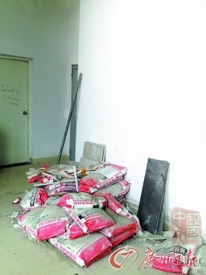 女博士陷多年前高考场景中 墙写"很辛苦"