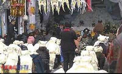 横山医生患者灵堂下跪调查:不满遭网络放大