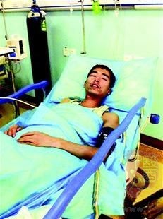 小邱躺在急诊室病床上接受治疗。