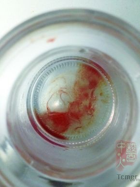 胡女士和儿子的血渐渐融到水里,合为一体。 胡女士和儿子的血渐渐融到水里,合为一体。