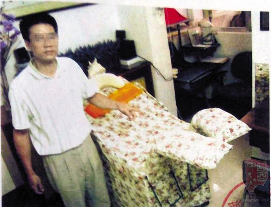 警方拍摄的照片中,马林在指认现场