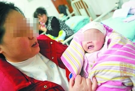 重医附属儿童医院,张芳(化名)在哄哭闹的孩子。记者 张路桥 摄