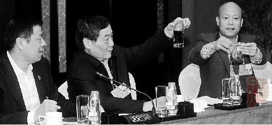 朱张金代表(右)将花生米泡出的黑水,传递给宗庆后(中)、戴天荣(左)等食品行业代表查看。本报记者黄曙林摄