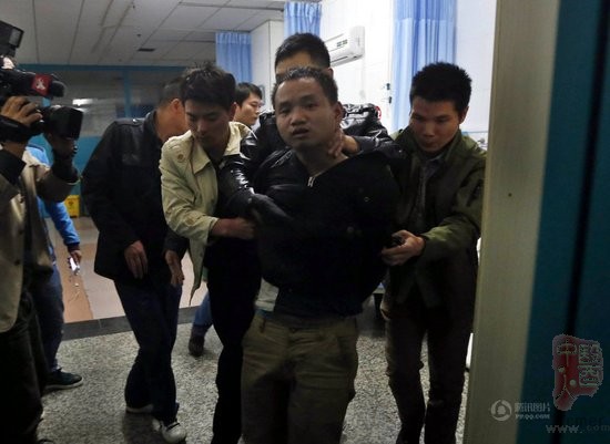 江西女护士医院遭劫持 打落匕首成功自救(图)