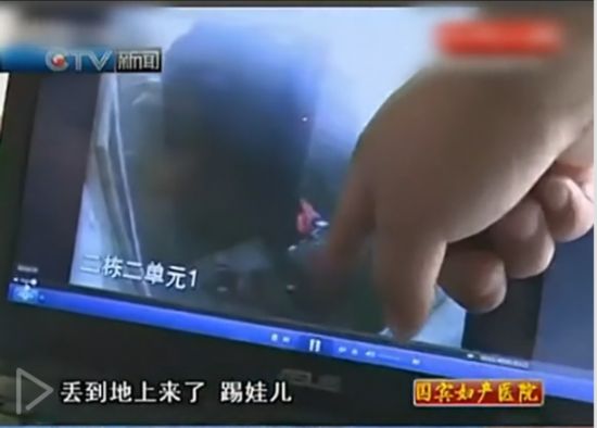 小女孩电梯里摔打婴儿