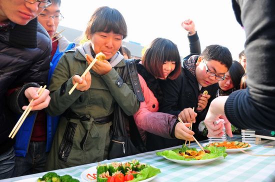 大学开昆虫宴吃光50斤虫子 教授带头吃蛆 大学开昆虫宴吃光50斤虫子 教授带头吃蛆