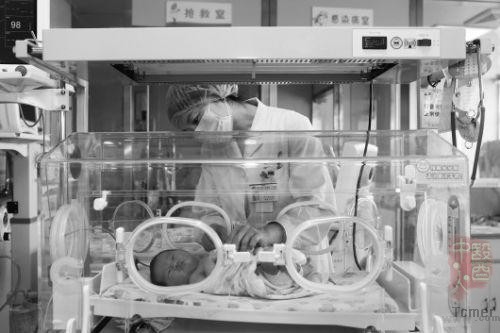 孕妇突发脐带脱垂 医生就地用刀片剖腹救子(图)