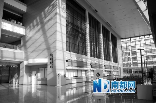 7月26日,港大深圳医院门诊大厅冷冷清清。南都记者 陈文才 摄 7月26日,港大深圳医院门诊大厅冷冷清清。南都记者 陈文才 摄