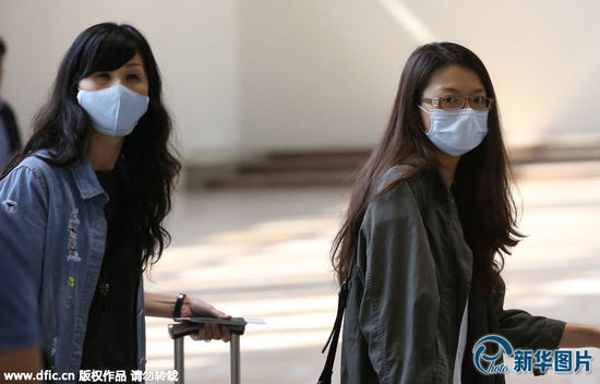 当地时间2015年5月28日,韩国首尔,韩国国内中东呼吸综合征(MERS)患者人数已增至7人。图为首尔金浦国际机场内的乘客们戴着口罩。 图片来源:东方IC