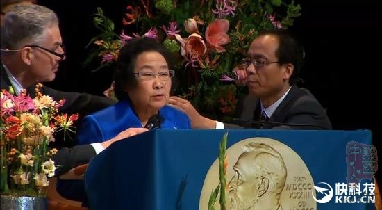 屠呦呦诺奖演讲 外国教授跪扶话筒感动世界