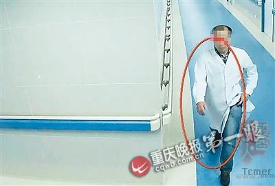监控拍下小偷穿白大褂行窃过程