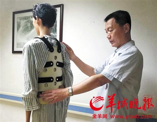 3D打印脊椎助14岁'蜘蛛人'挺直腰杆 术后'长高'十厘米 3D打印脊椎助14岁'蜘蛛人'挺直腰杆 术后'长高'十厘米