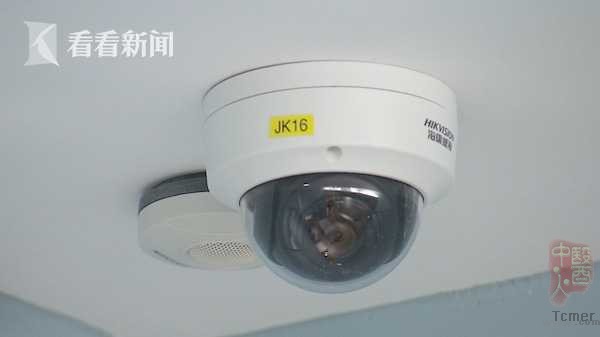cee812f5d5d76cc5852e8239b961b82a.jpg 女子做比基尼部位脱毛时 发现正前方就是摄像头