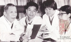 罗元恺教授(左一)与教研室老师们讨论学术问题